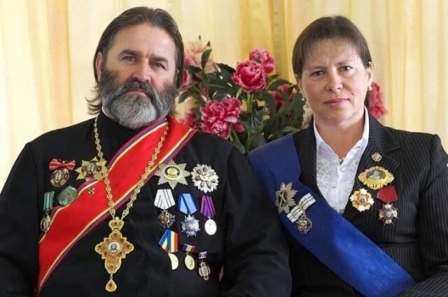    Протоиерей Иоанн Осяк и матушка Надежда вырастили 18 детей, которые подарили им 62 внука. Фото: Пресс-служба Правительства Ростовской области
