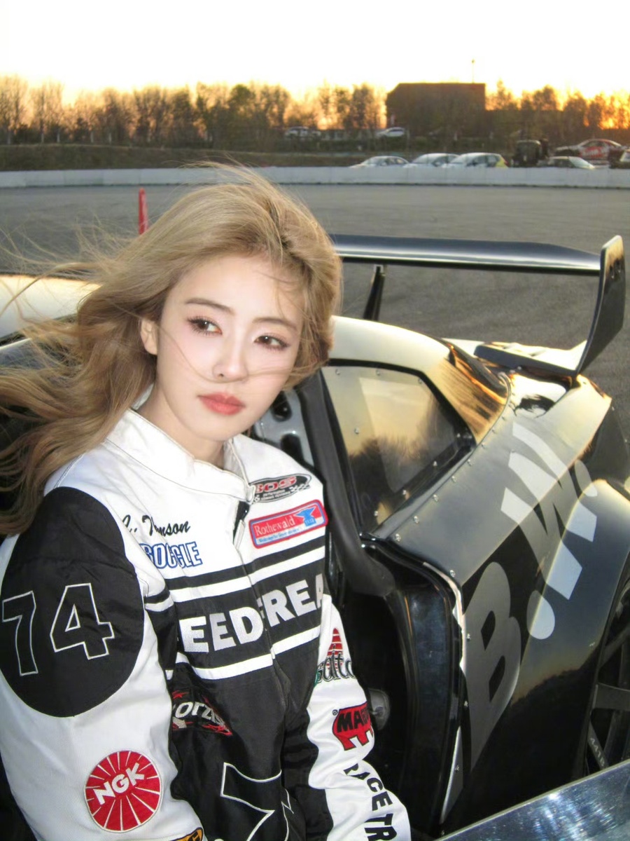 Актриса Бай Лу. Смотрите галерею...