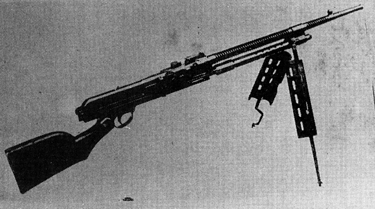 Японский опытный ручной пулемёт образца 1908 года на базе станкового Тип 38. Обратите внимание на сошки, в сложенном состояние они выполняют роль цевья. Источник: Introduction to Rifles, Pistols, and Machine Guns.