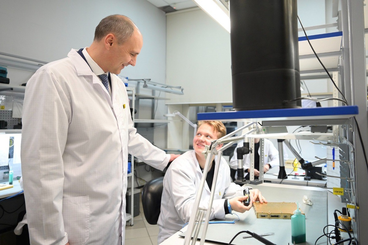 Денис Паслер пообщался с молодыми специалистами на производственной площадке «Эйрбург». «Некоторые учатся в вузе, кто то закончил учебу 2–3 года назад. Важно, что все планируют продолжать работу на предприятии и заинтересованы в достижении общей цели – обеспечении технологического лидерства России», – отметил глава региона / Фото ДИП Свердловской области