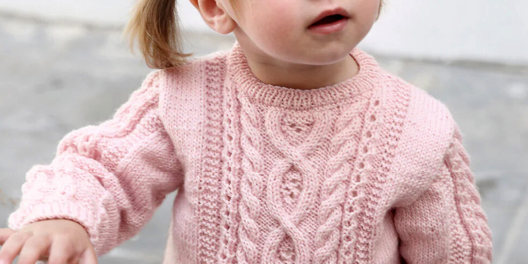 Теплый вязаный пуловер аранами для девочки: Создаем уютную сказку!