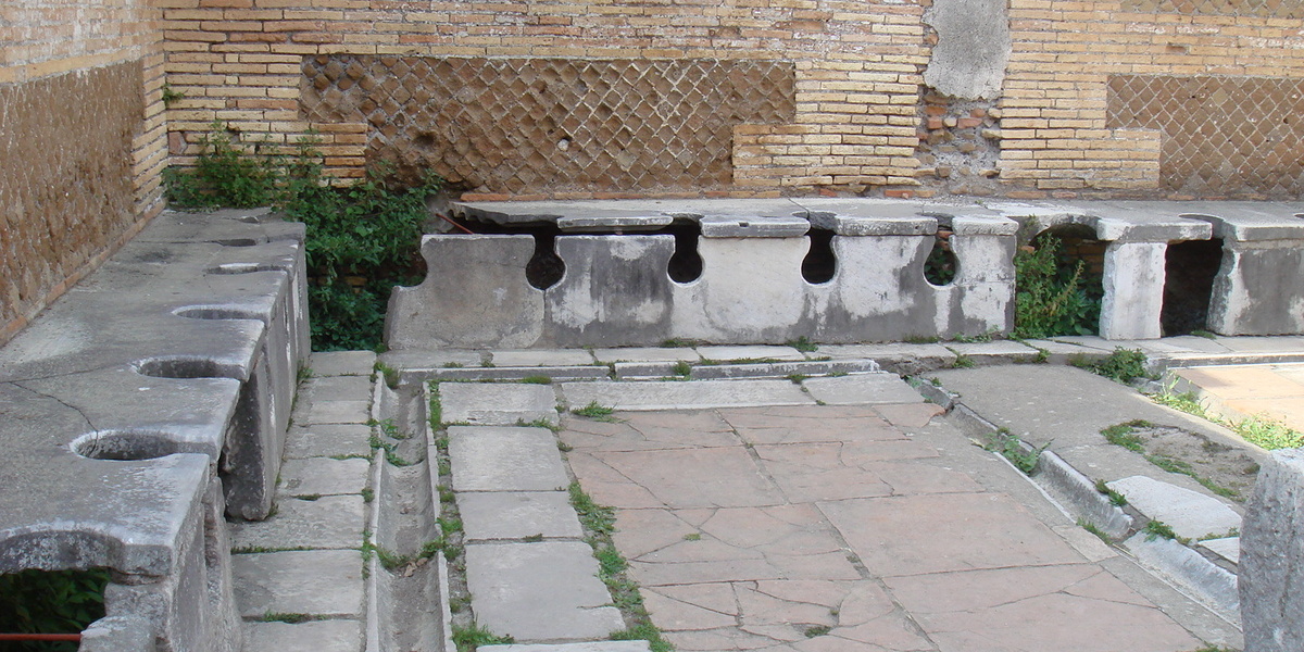 Никакого личного пространства. В таких латринах одновременно могли сидеть до 80 человек, обсуждая политику и цены на зерно.