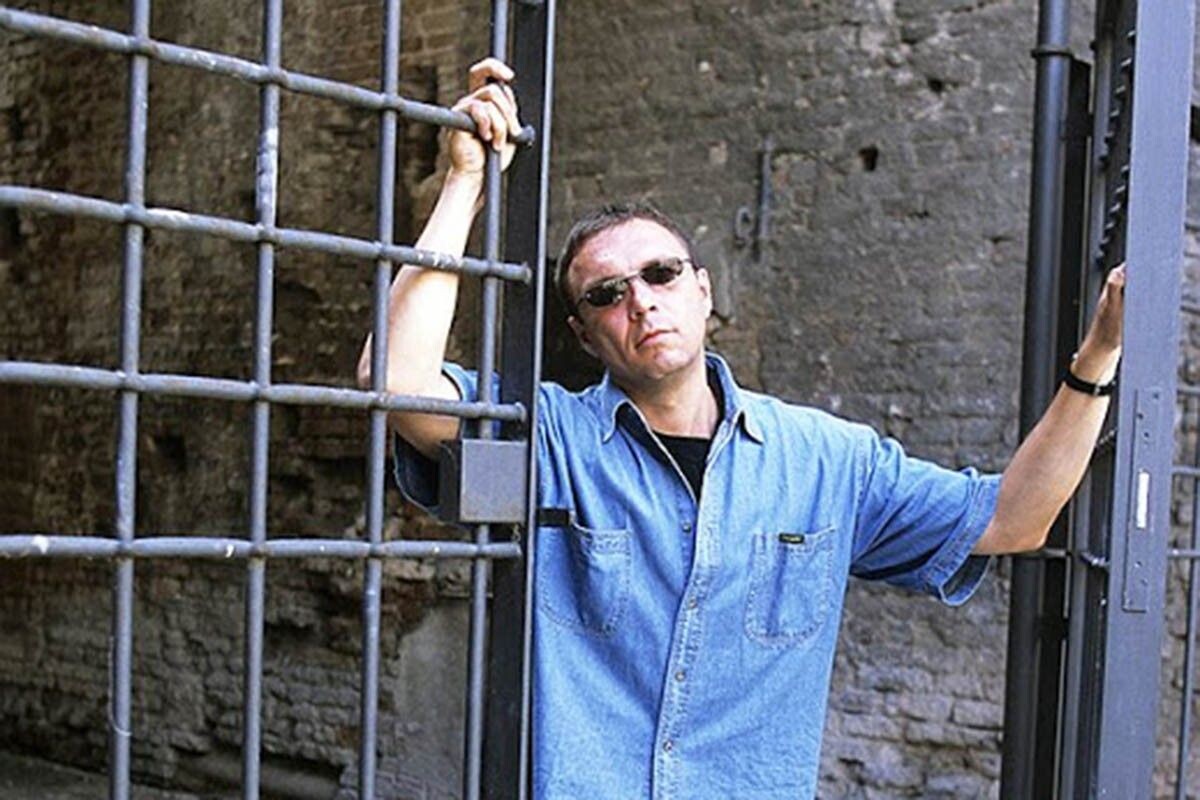 Новых фотографий Виктора Пелевина не существует. Поклонники и журналисты вынуждены довольствоваться архивными снимками с сайтов о его творчестве. Источник: pelevin.nov.ru📷
