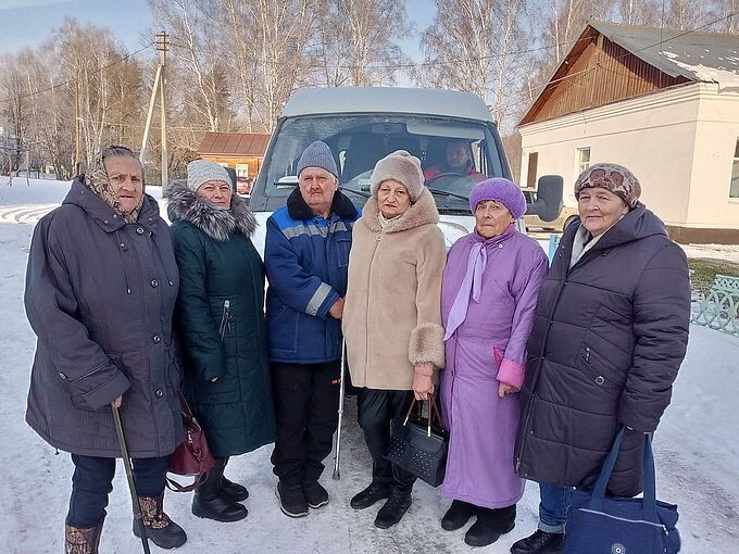 Пожилые люди на фоне автомобиля мобильной бригады