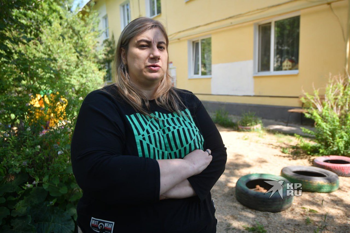 26 июня 2023 года - Вероника Наумова дает интервью на фоне своего дома. Труп Далера был спрятан в 300 метрах от квартиры.