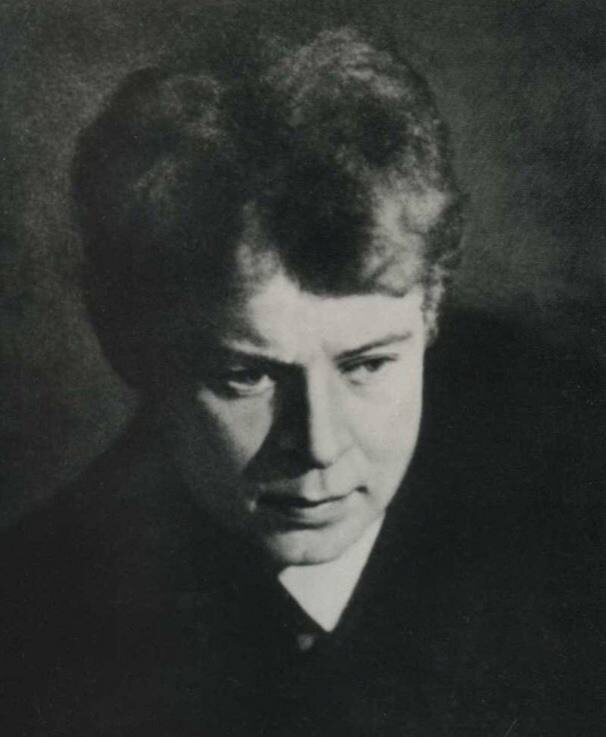 Сергей Александрович Есенин (3 октября 1895 — 28 декабря 1925) — русский и советский поэт, писатель Серебряного века. 
Родился в селе Константиново Рязанской губернии в крестьянской семье. Стихи писал с детства, а всерьёз занялся поэзией в церковно-приходской учительской школе.