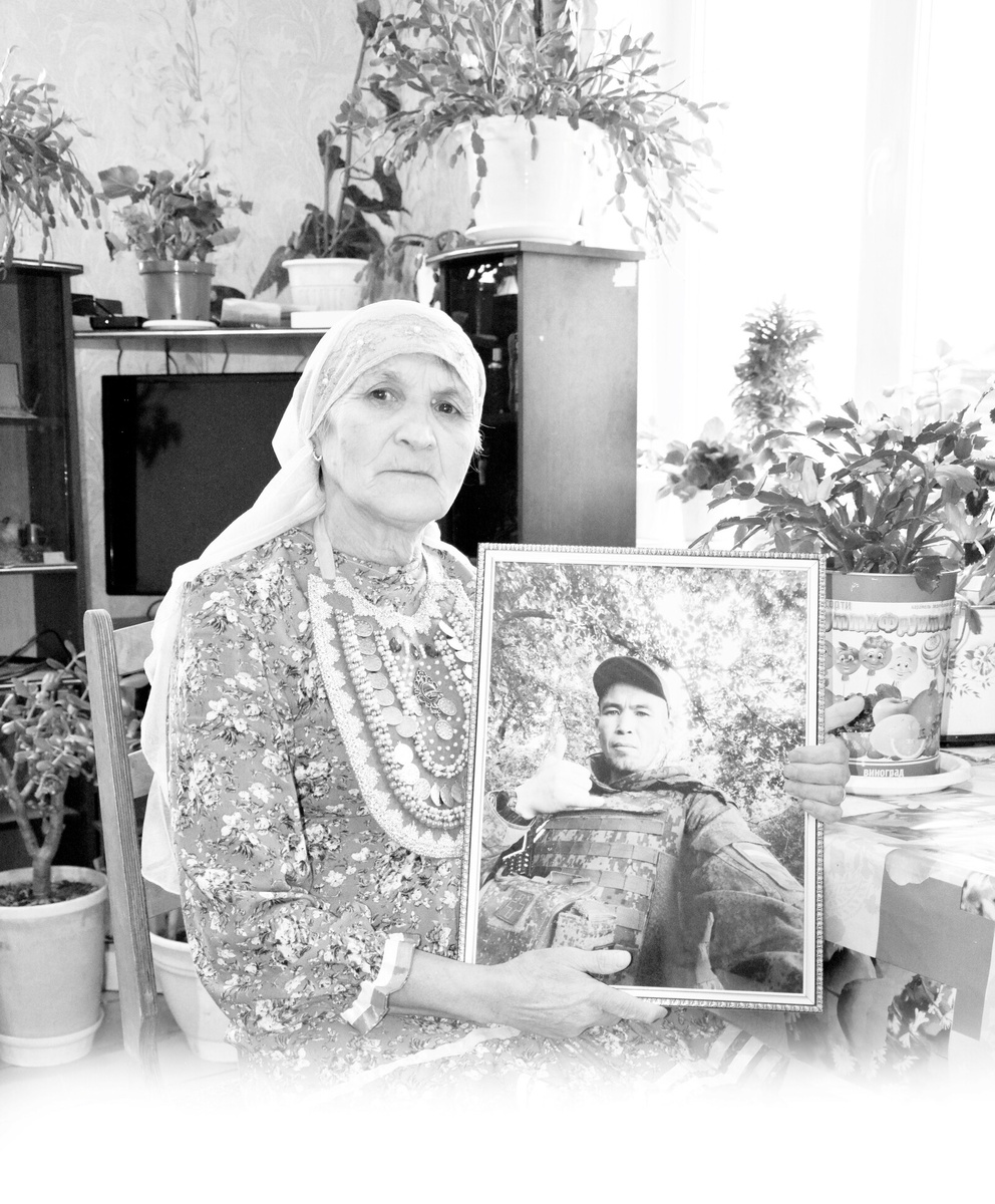 Мөкәрәмә Ғәләмова Бәләкәй Моҡас ауылында тыуып-үҫкән. Ул махсус хәрби операция биләмәһендә батырҙарса һәләк булған яҡташыбыҙ Илнур Ғәләмовтың әсәһе.