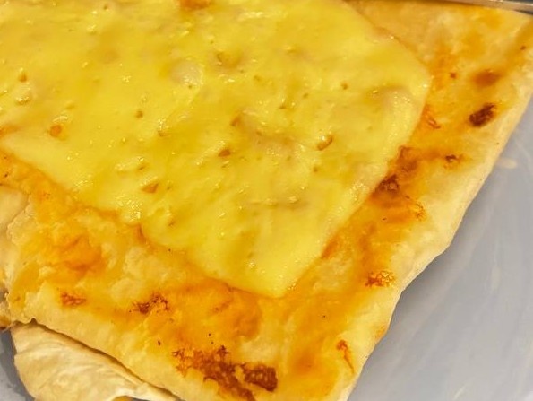 Ёка: такая нежность внутри и вкусный сыр снаружи — завтрак, который не требует официального разрешения.