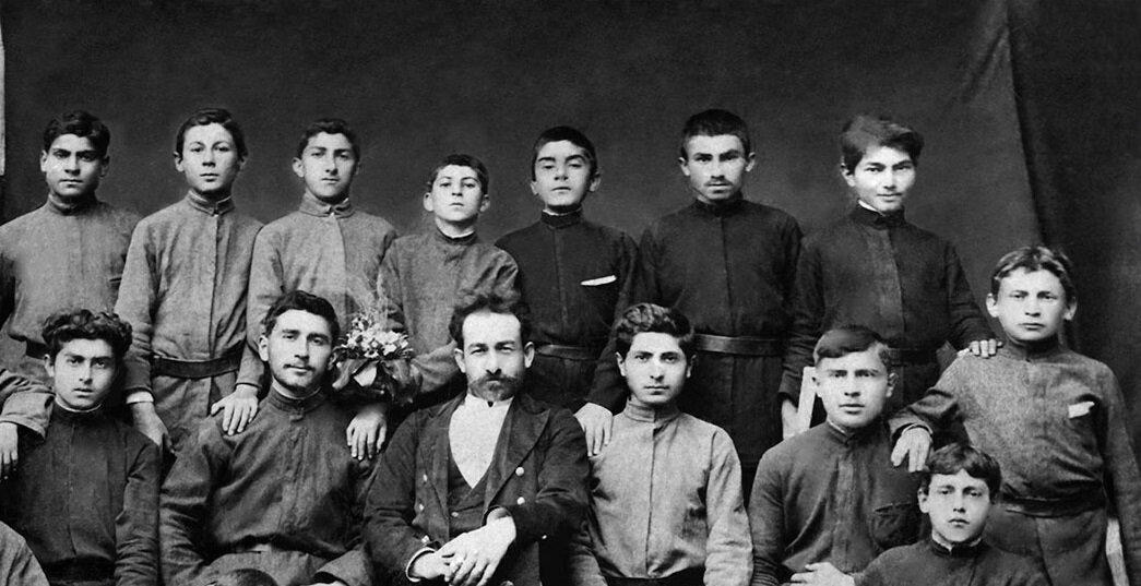 Иосиф в годы учебы (в верхнем ряду четвертый слева) https://dzen.ru