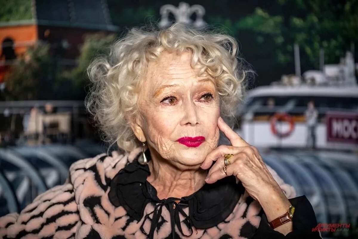    Светлана Немоляева.