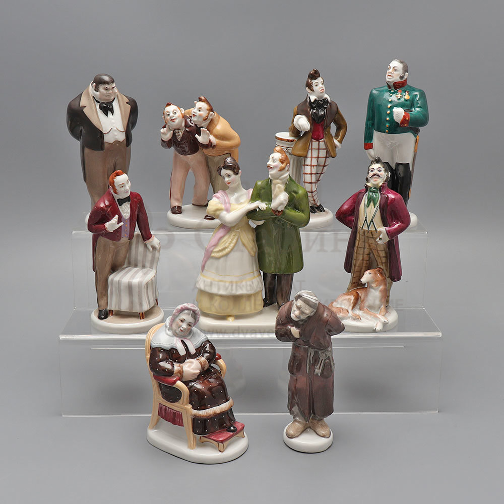 Комплект статуэток «Гоголевские персонажи» по произведениям Н. В. Гоголя «Ревизор» и «Мертвые души», скульптор Воробьев Б. Я., художник Ризнич И. И., фарфор, ЛФЗ, 1950-60 гг. Фото с нашего сайта dvaveka.ru