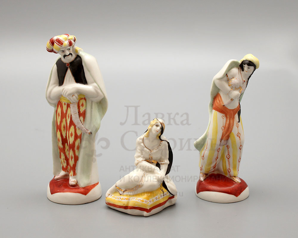 Комплект статуэток, триптих «Бахчисарайский фонтан: Гирей, Зарема и Мария»​ по мотивам поэмы А. С. Пушкина​, скульптор Данько Н., фарфор, ЛФЗ, 1930-е. Фото с нашего сайта dvaveka.ru