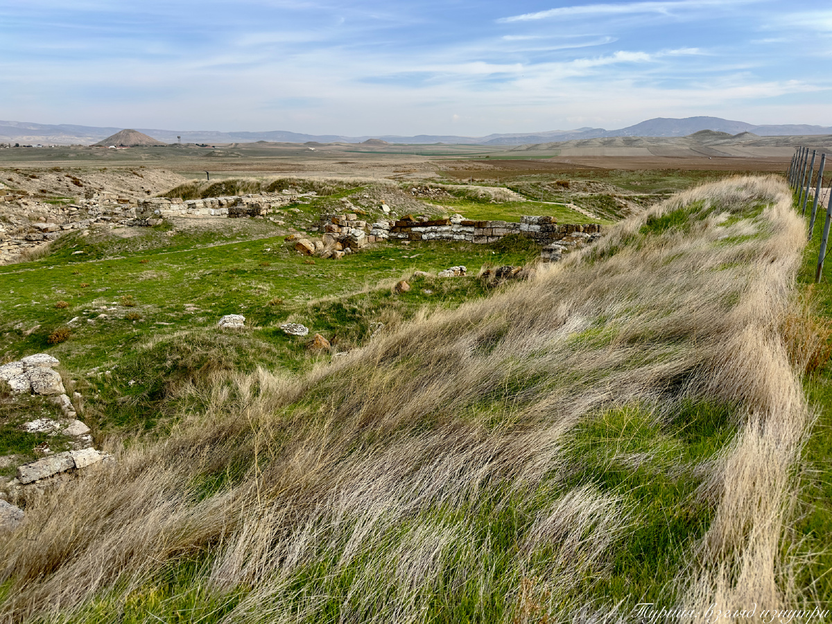 А вот так сегодня выглядит место, где на протяжении почти 4000 лет существовал и развивался древний город Гордион — столица Фригийского царства. 