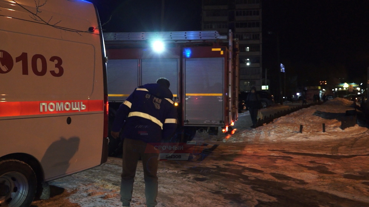 Скорая и пожарные с трудом пробирались до места пожара.