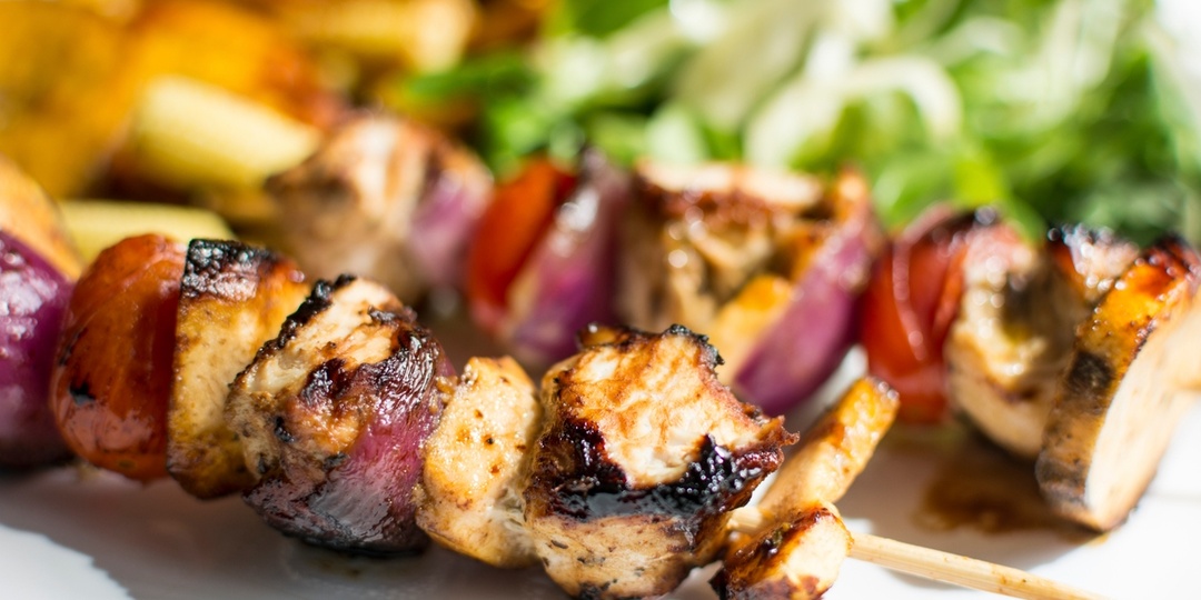 Куриный шашлык на шпажках: 30 минут и полезная закуска у вас на столе! Калорий минимум, а пользы максимум — теперь готовлю только так