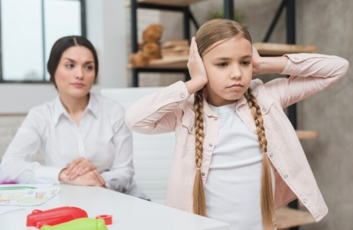 В детстве многим из нас часто приходилось отключаться от тела в пользу требований взрослых. Источник Freepik 