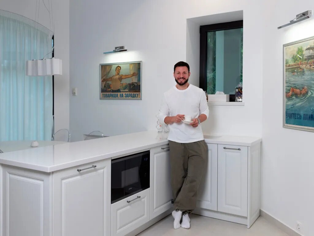 Вячеслав Манучаров на кухне