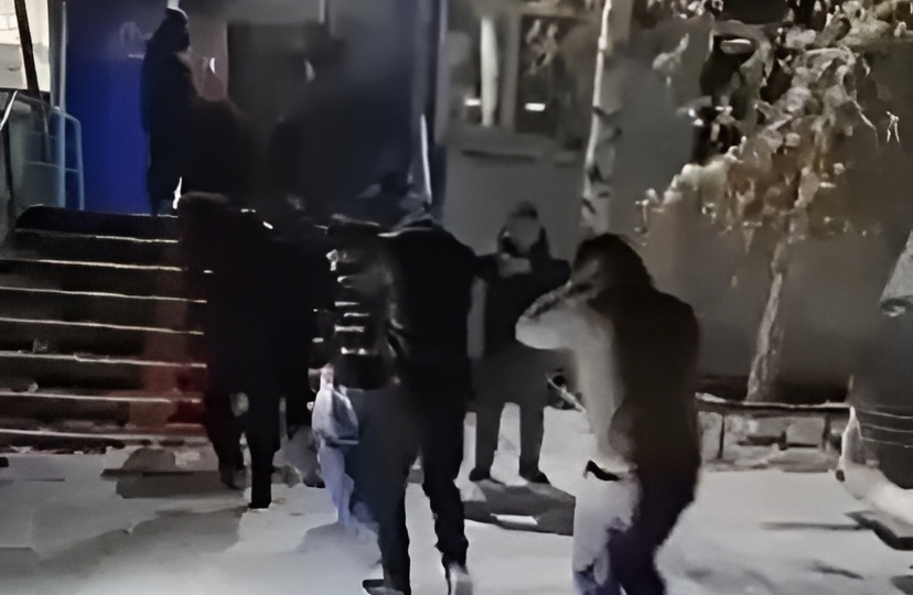 В Якутии силовики гнали приезжих из автобуса с криками «Бегом! Тут вам не Москва!»: нелегалов привезли прямиком в отделение полиции