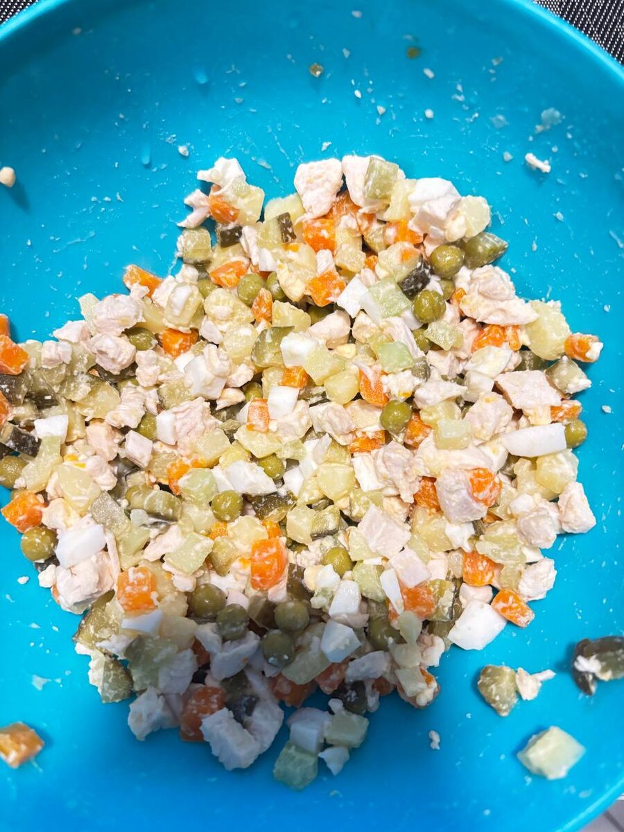 Сварил курочку, охладил картошку — и вот он, идеальный Оливье. Ленивый лайфхак внутри статьи!