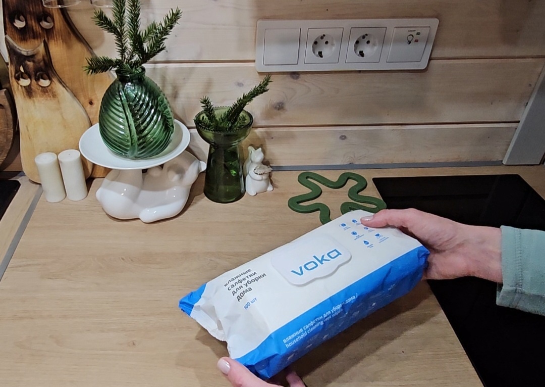 Упаковка тяжёлая, салфеток внутри много, и они насыщены специальным раствором.