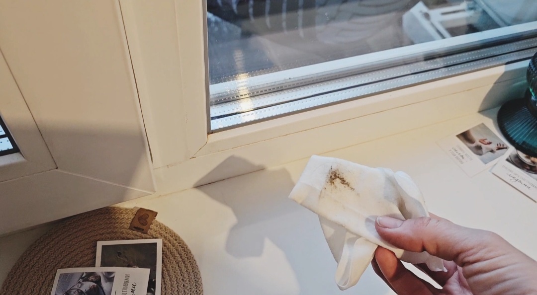 кажется все чисто, а протру салфеткой, и видно, сколько черного налета на оконной раме