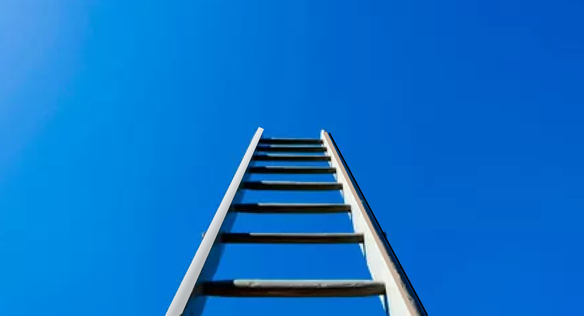 Мидраш повествует нам, что Яааков, во сне, поднявшись по лестнице, попадает к Престолу Всевышнего и видит – на одной ножке престола лик Льва, на второй – лик Ангела Херувима, на третьей – лик Орла, а на четвертой…и он не верит своим глазам – он видит свое лицо! Пробудившись ото сна он говорит: «истинно Господь присутствует на этом месте, и я не знал!»

