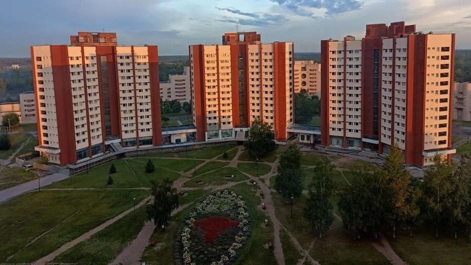 Автор фото: "Яндекс.Карты". Общежития СПбГУ в Петергофе.