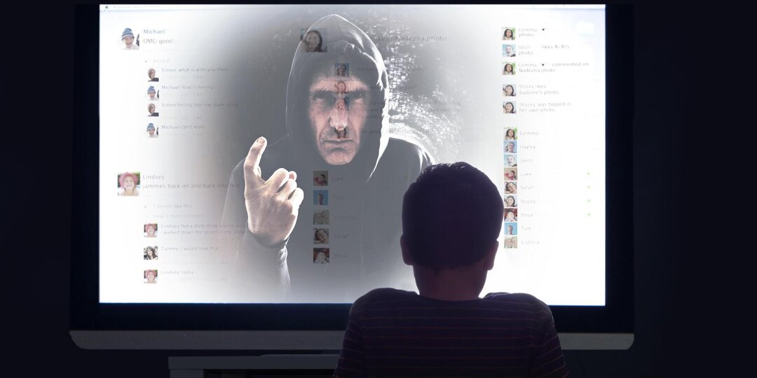 Какие приемы используют мошенники в зависимости от возраста жертвы — рассказывает МВД