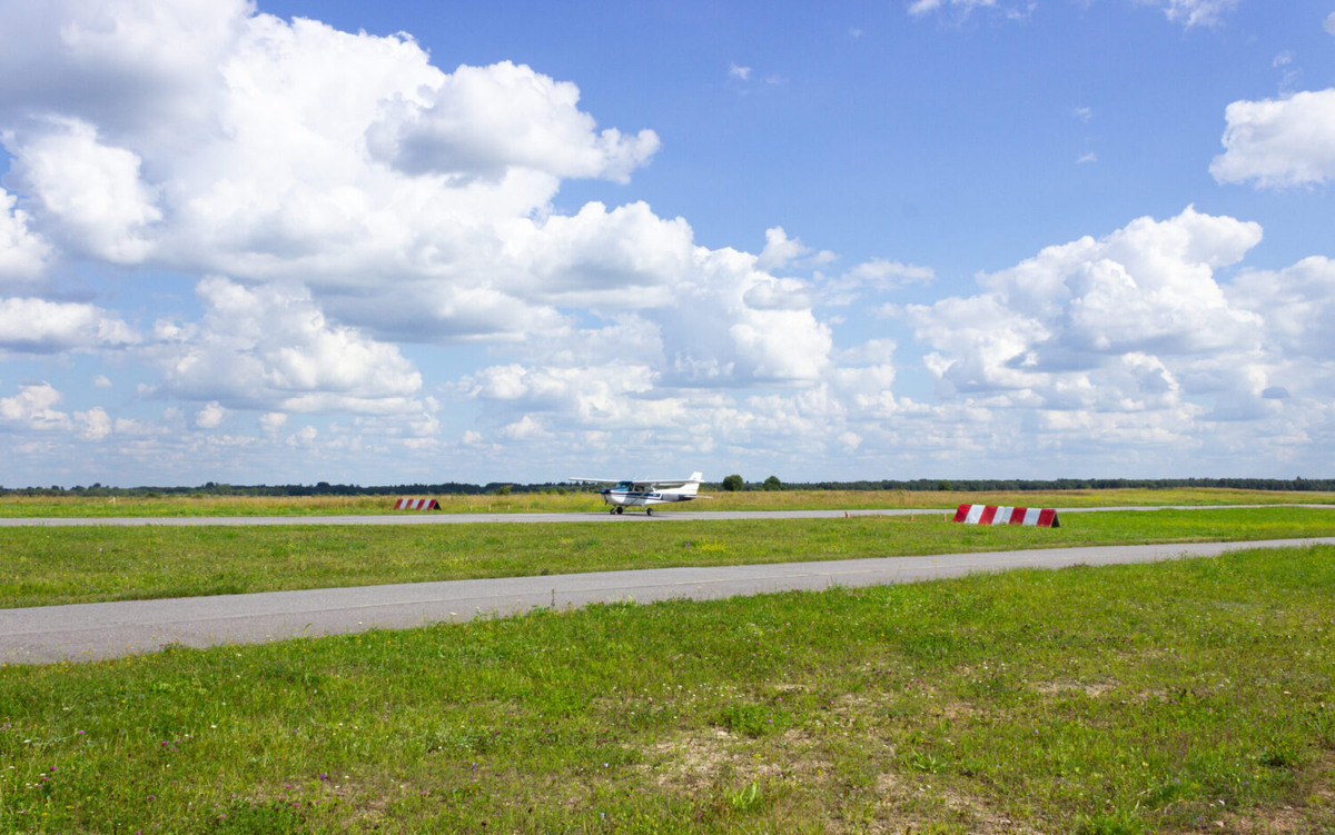 Вид на летное поле: магистральная РД и полоса