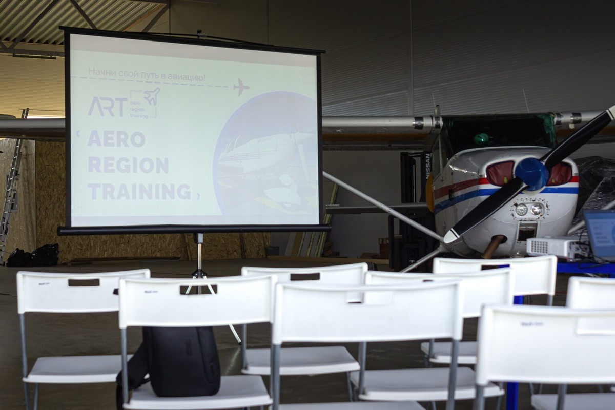 Подготовка к мероприятию в ангаре