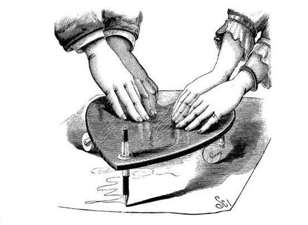 Старинная доска для спиритических сеансов с колесиками и карандашом