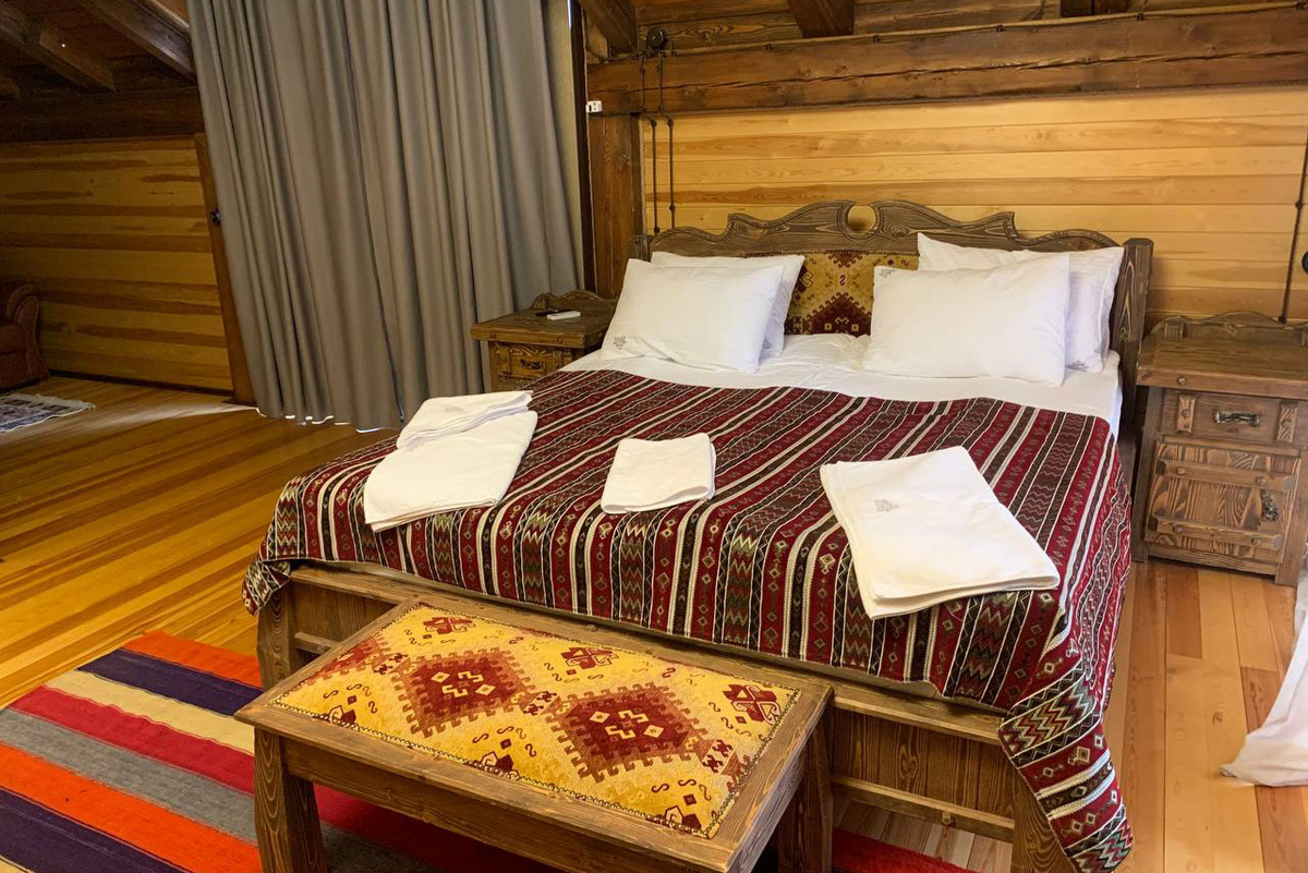 Уютный номер отеля "Белые журавли"