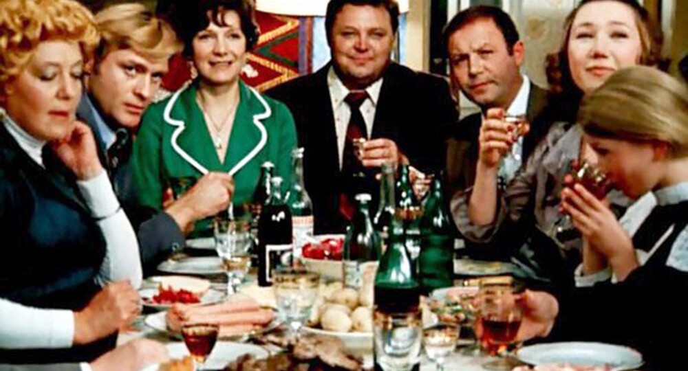 Советское застолье: традиции, блюда и атмосфера праздничных дней