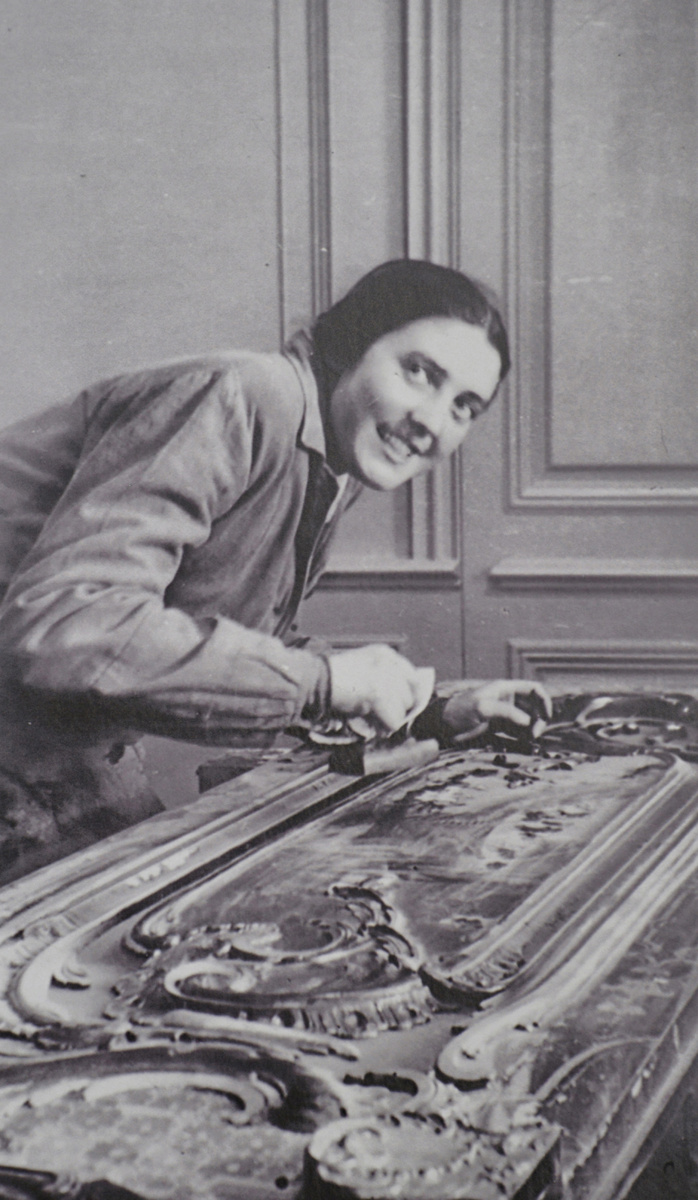 Анастасия Борисовна Васильева (1930-2008) за реставрацией лаковых панно во дворце Петра III  в Ораниенбауме (город Ломоносов). 1950-е годы. Из собрания Государственного музея-заповедника Петергоф.