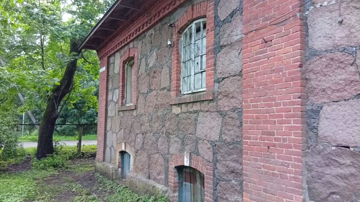 Бровар-винокурня, фрагмент западного фасада здания. Фото из личного архива автора.