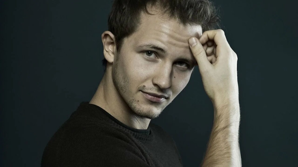 Это артист Матьё Спинози, артист, который играет юношу с дипломами. Фото https://avatars.mds.yandex.net.