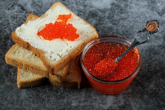    Термин «лососевая» охватывает целое семейство рыб, а их икра заметно различается по вкусовым характеристикам. Фото: freepik.com