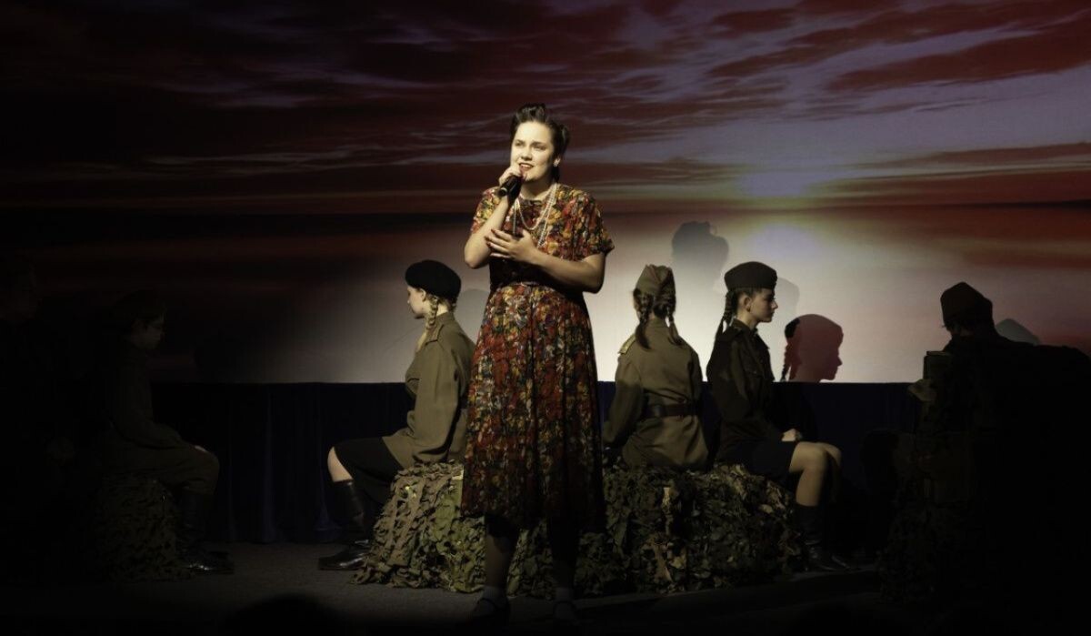     Актёры выступают перед гостями Музея Победы. Источник: Архив учреждения Автор фото: Андрей Лебедев