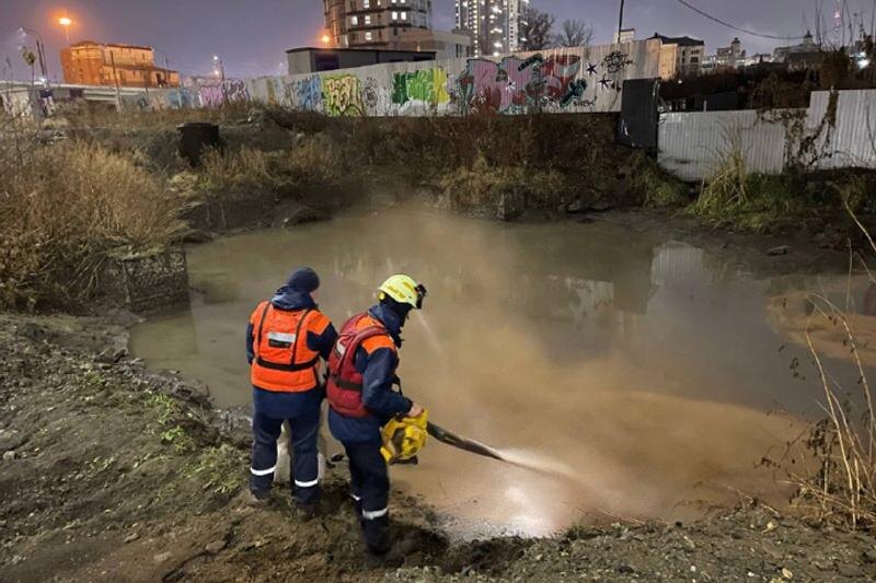   Поисково-спасательная служба Челябинской области. Рабочие устраняют последствия попадания нефтепродуктов в реку