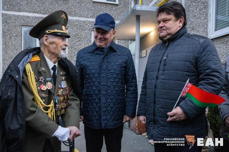    Суворов с мэром и консулом Белоруссии