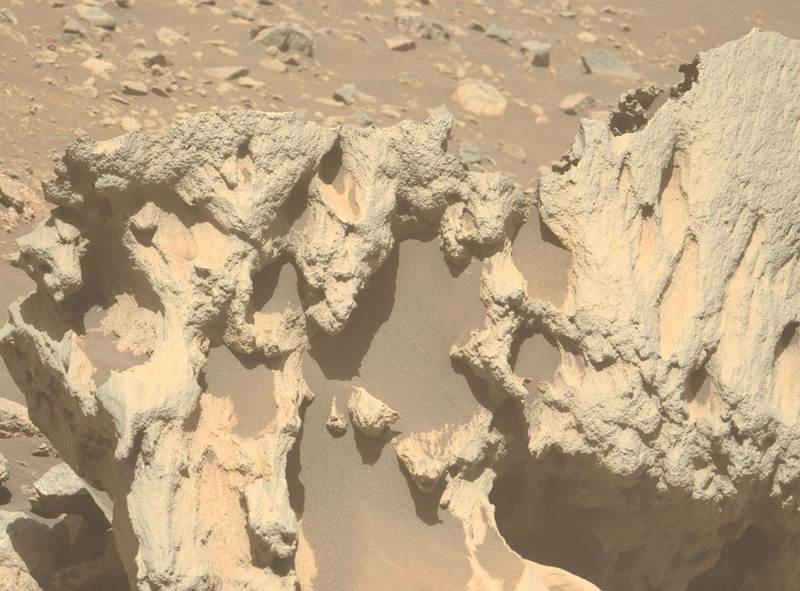 Марсоход Perseverance получил этот крупный план Фипсакслы, показывающий пористую текстуру, являющуюся результатом эрозии. Изображение было захвачено его левой камерой Mastcam-Z, одной из пары камер, расположенных в верхней части мачты ровера, 19 сентября 2025 года, в сол 1629, в 12:11:25 по среднему местному солнечному времени. Авторские права: NASA/JPL-Caltech/ASU.