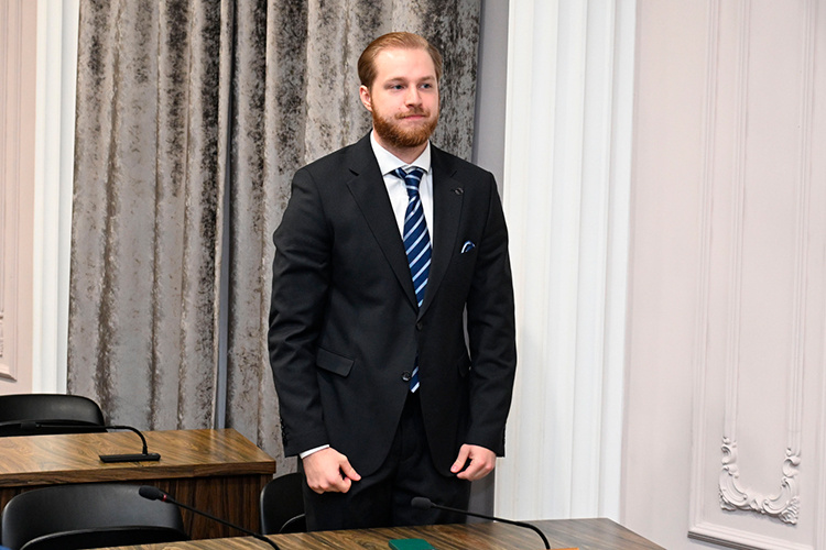    Дмитрия Хвостикова выбрали из 275 человек со всей страны, что на деловом понедельнике подчеркнул первый вице-мэр Казани Денис Калинкин.   
Фото:  kzn.ru