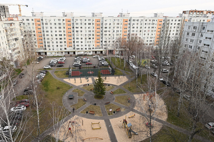    На старте программы «Наш двор» в 2019 году в Казани 3,4 тыс. дворов нуждалось в ремонте — это половина от общего числа дворов в городе в целом.   
Фото:  kzn.ru