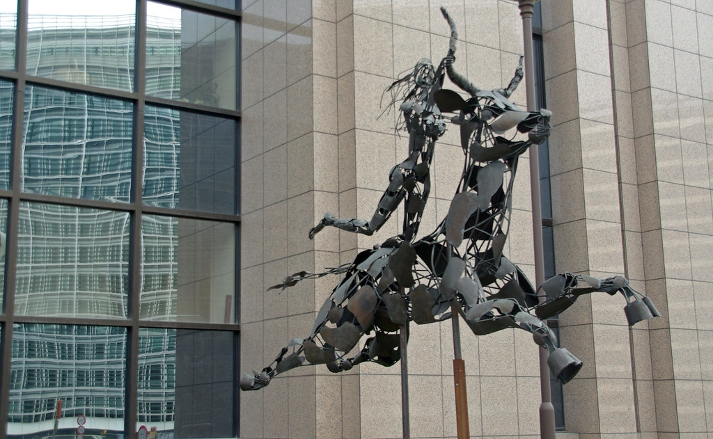 На фото:
скульптура женщины на звере (бык) – основное украшение территории рядом со зданием Совета Европы в Брюсселе