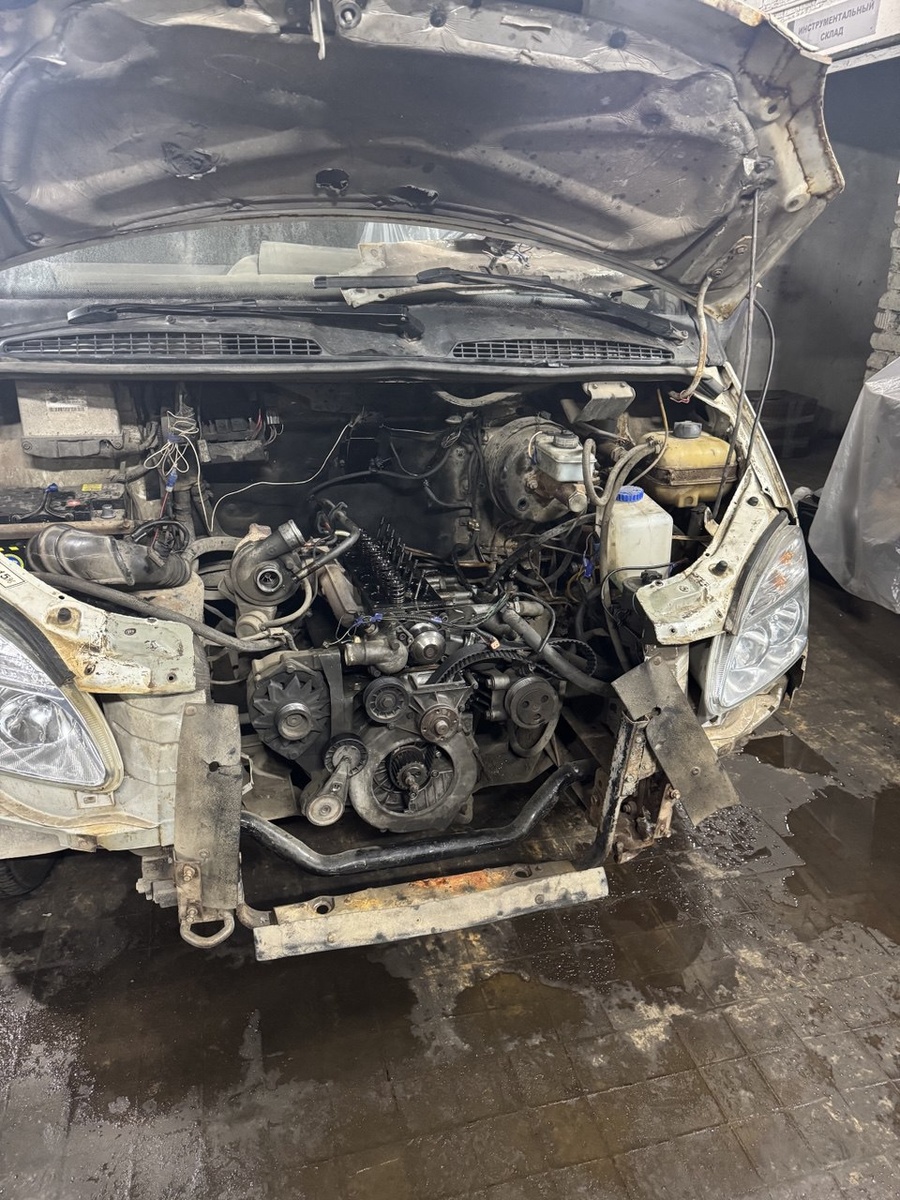 На фото — начало работ: разбор передней части для удобного доступа к мотору и частичная разборка двигателя.