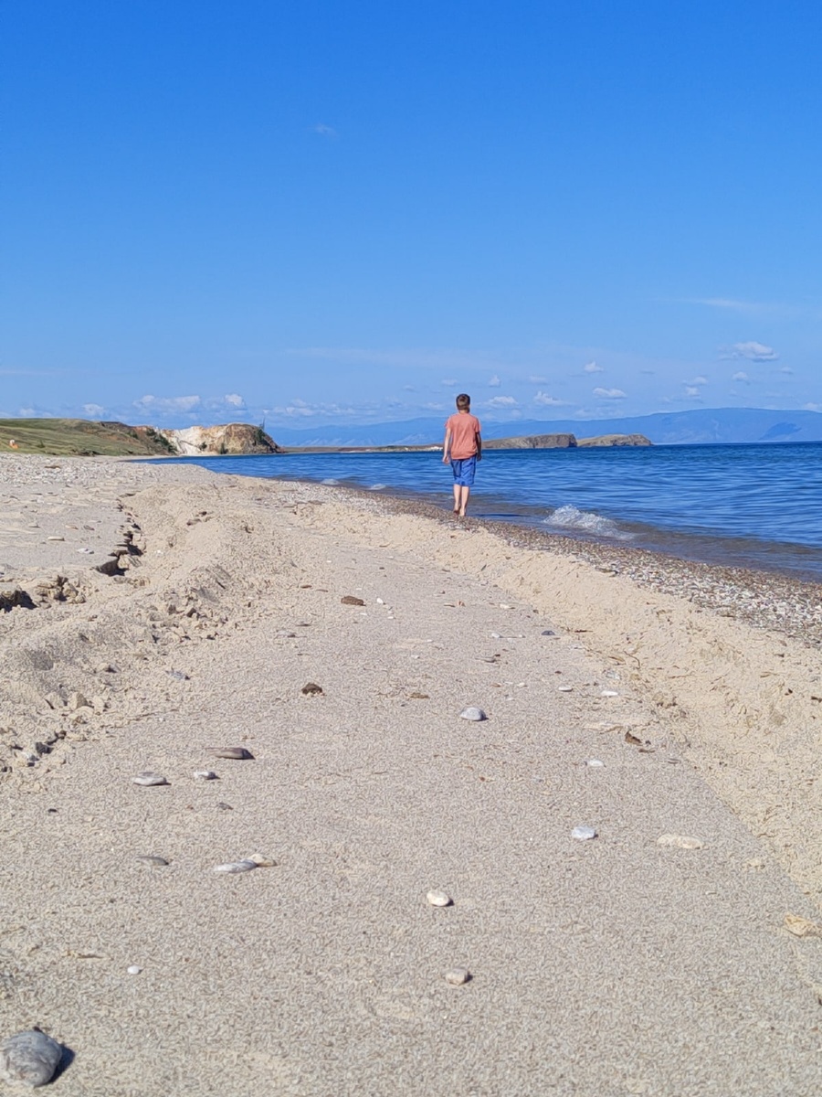 Сын и Байкал. 2022 год. Фото автора.