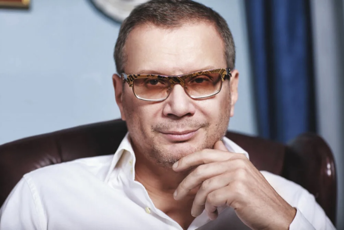 Управляет обществом тот, кто научился управлять вниманием толпы, собирать на себя огонь и превращать в воду. 