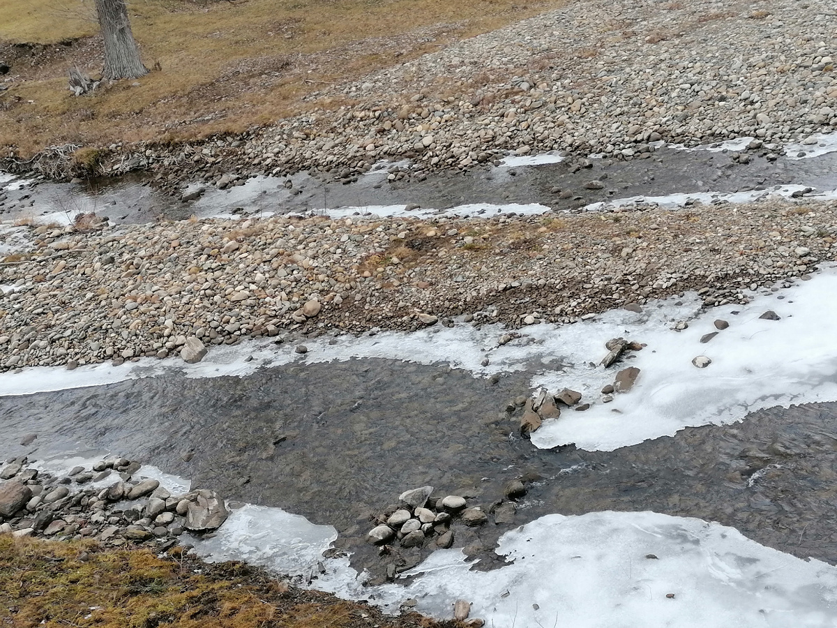 Речка к зиме готовится.