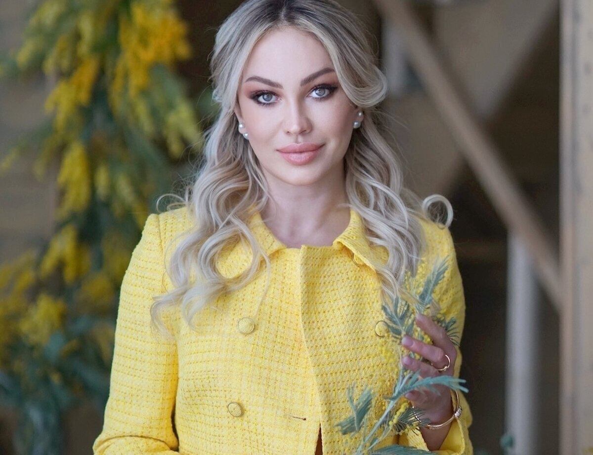 Алёна Николаевна САРОМЫЦКАЯ, врач дерматолог, косметолог высшей категории, диетолог, сертифицированный тренер ведущих европейских компаний, преподаватель кадавер курса Университета Максимилиана Людвига (Германия), член американской Ассоциации специалистов по лазерной хирургии ASLM, действующий спикер российских и международных конгрессов по эстетической медицине и косметологии, бьюти-эксперт ведущих федеральных СМИ