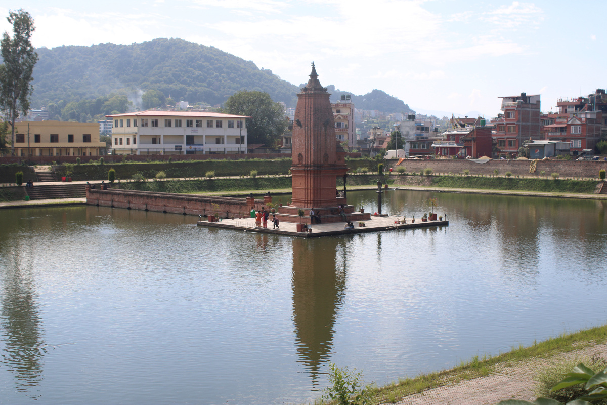В центре Катманлду то же самое, но там закрыто, а тут иди куда хочешь - даром